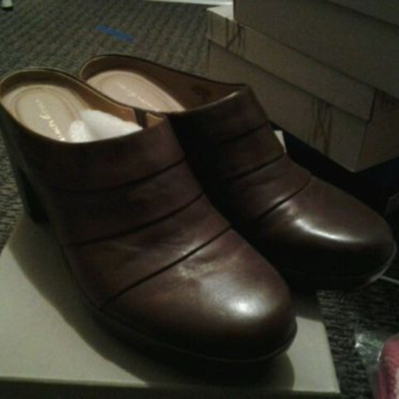 easy spirit leather clogs